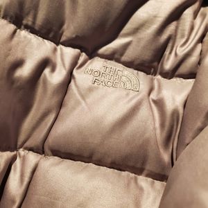USED SIZE medium northface women's coat color silver/rose/neutral shine in color